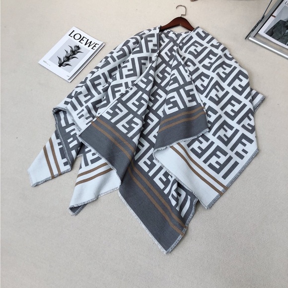 Fendi shawl cape
Specifications: 140cm*140CM scarf - Picture 4 of 5